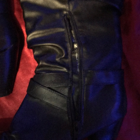 Small heeled, black boots $25 - Picture 3 of 5